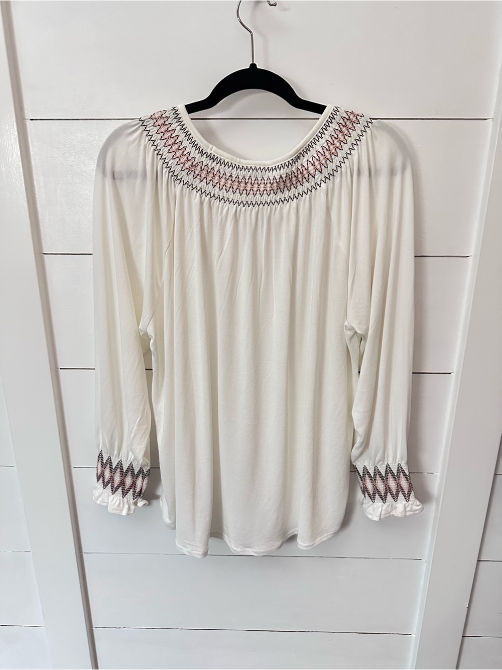 Ariat XL Prairie embroidered stitching on cuff-neck stretch smocked cream tunic - Picture 3 of 14
